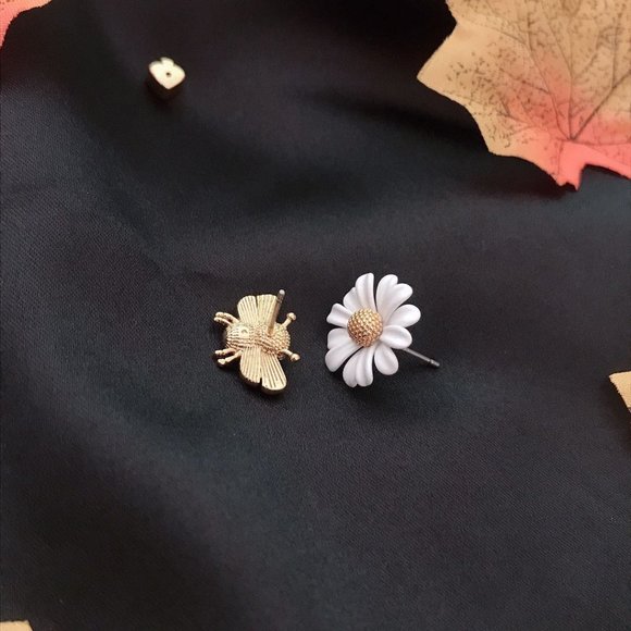 Kate Spade Asymmetrical Bee Daisy Earrings